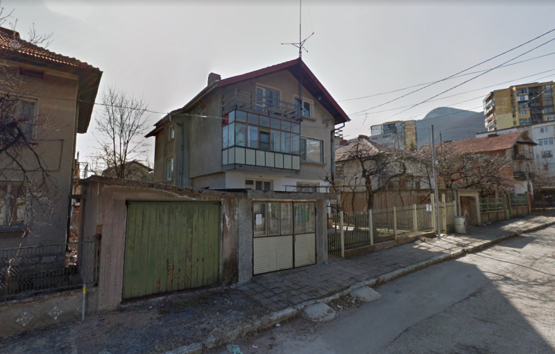 Психично болен мъж е опитал да убие със сабя родителите