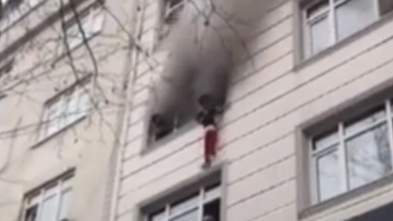 Майка спаси четирите си деца от пожар като ги хвърли