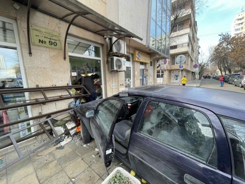 Лек автомобил се вряза в магазин в центъра на Бургас.