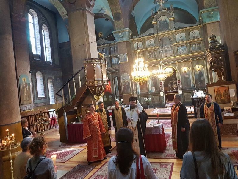За втора година Врачанският митрополит Григорий заедно със свещеници от