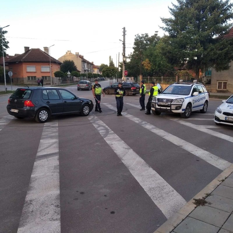 Ударна спецакция! В Бяла Слатина почерня от полиция, търсят под дърво и ...