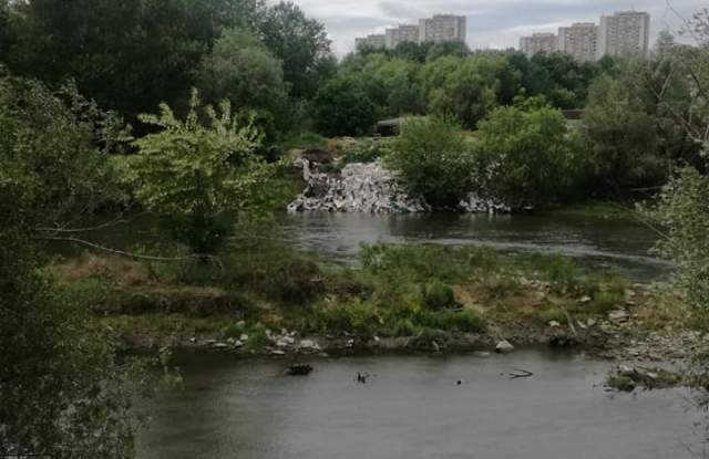 Парцали строителни и битови отпадъци са разхвърляни по дигата на