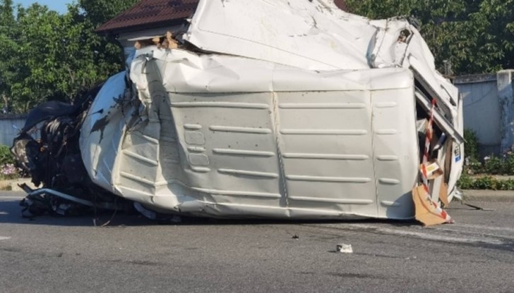 Един мъж е бил открит мъртъв в микробус превозващ мигранти