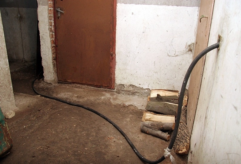 Полицейски служители са спипали мъж опитал да преметне Водоснабдяване и