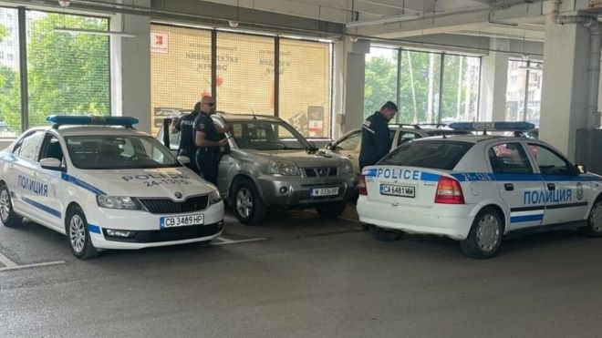 Полицаи от СДВР задържаха служител на ДАНС на паркинга на голяма търговска верига  докато пуши
