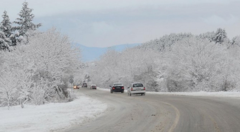 Стартира зимното поддържане на участъците от републиканските пътища в област