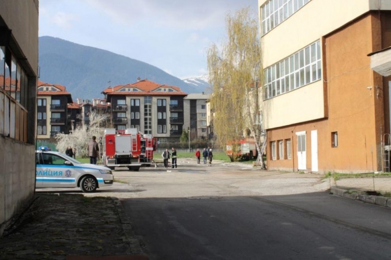 Запали се част от бившия телефонен завод в Банско, предаде
