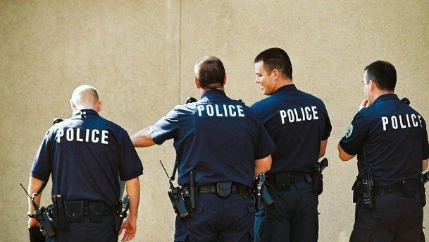 Унифромени следяха за спазване на реда в нощните заведения в