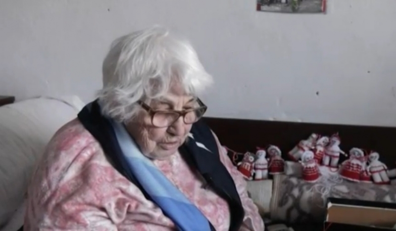 Възрастна жена от години изработва мартеници Въпреки че е на