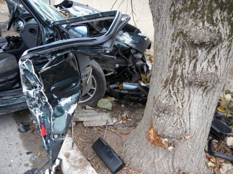 Кола се удари в дърво край монтанско село, съобщиха от