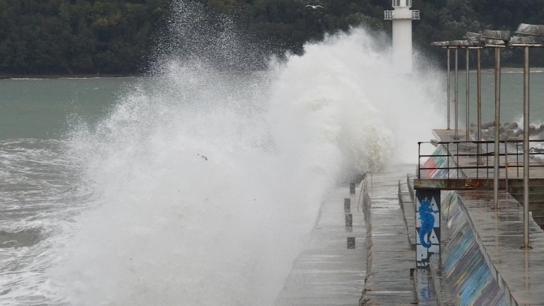 Трите пристанища в Бургас са затворени заради силния вятър съобщава