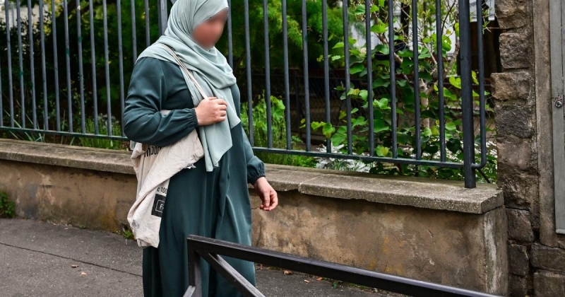 Франция въвежда забрана за носене на абая в държавните училища