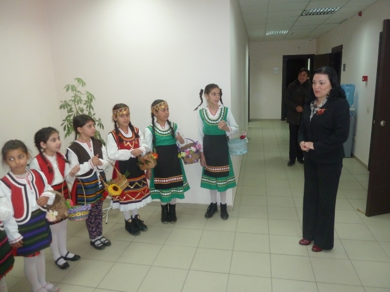 Лазарки от село Добролево посетиха днес общинската администрация в Борован