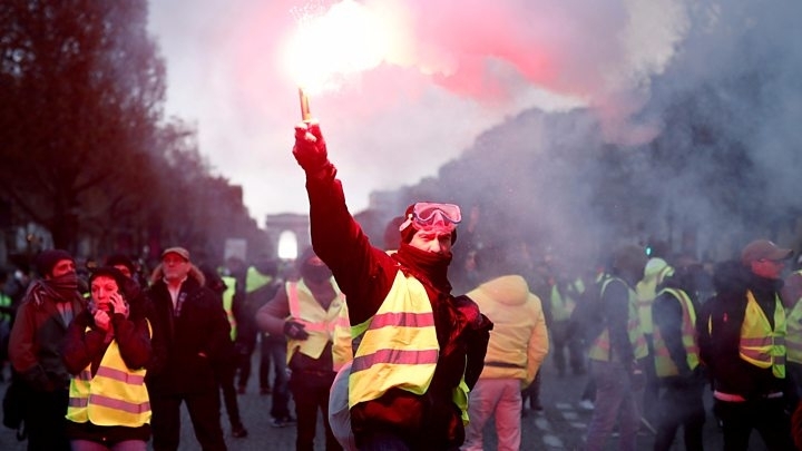 Полицията в Париж използва сълзотворен газ и водни оръдия за