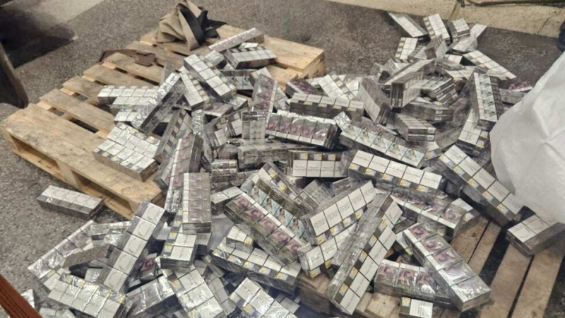 Близо 42 000 къса контрабандни цигари задържаха митническите служители на