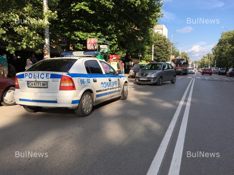 Черен понеделник! Кола помете човек на пешеходна пътека във Враца /снимки/