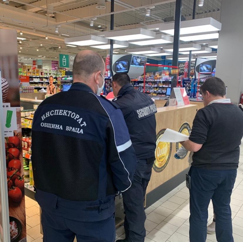 След подадени сигнали на дежурните телефони както и в социалната