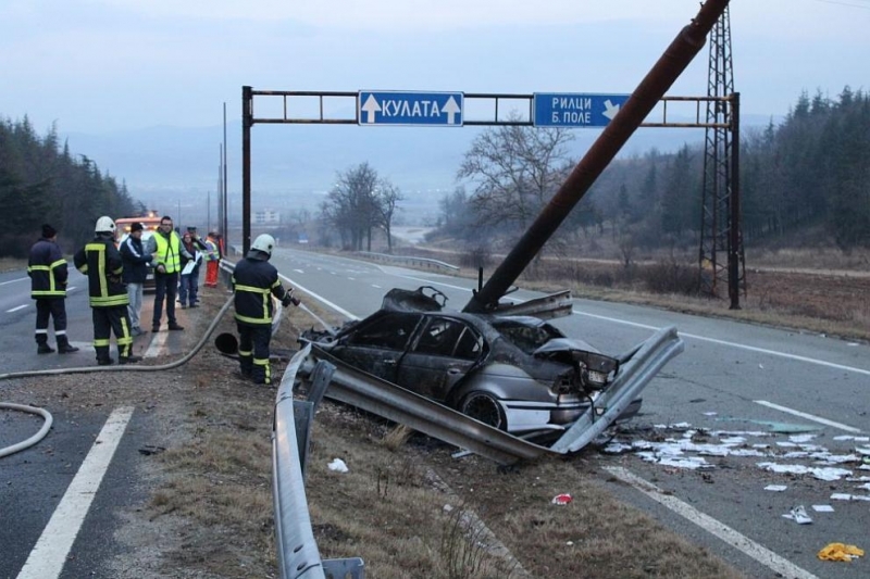 Един човек е загинал а двама са ранени след катастрофа