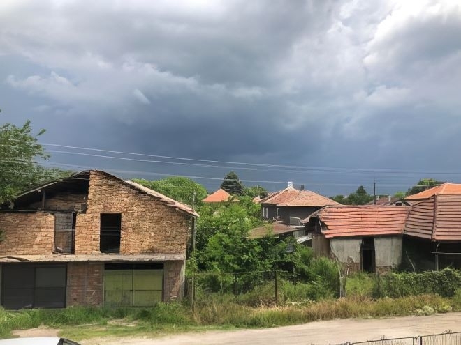Нова порция гръмотевични бури обхващат Северозападна България предупреждават от Meteo