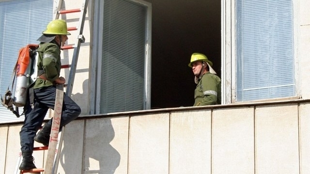 Огнеборци разбиха апартамент в Монтана и извадиха изпаднала в ужас