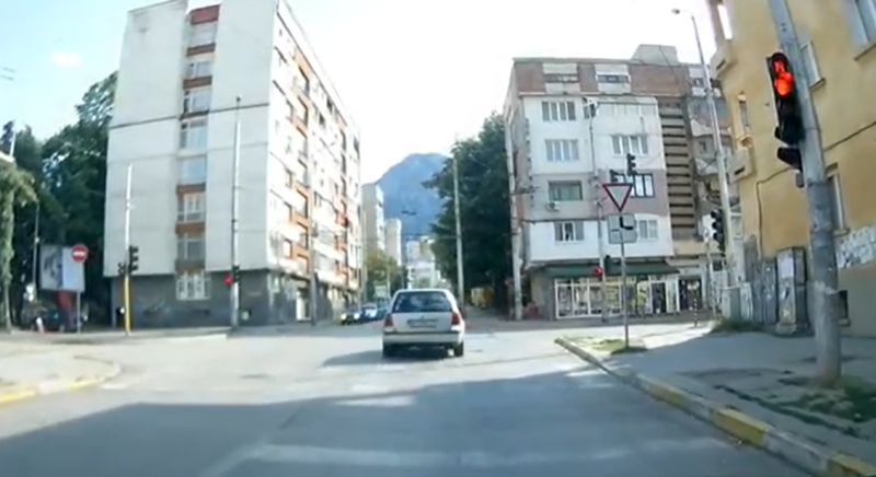 Глобиха шофьора преминал на червен сигнал на светофар във Враца
