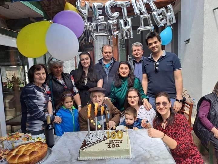 Ветеран от Втората световна война празнува 100 години в монтанското