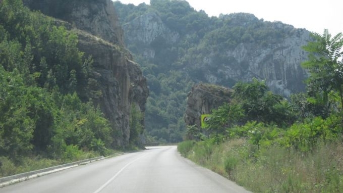 Поставят легнали полицаи в 4 села от Искърското дефиле Жизненоважен