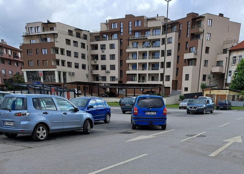 Пореден врачански шофьор вбеси съгражданите си с некадърно паркиране научи