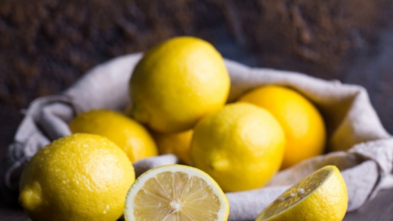 Вероятно знаете за лечебните свойства на горещата вода с лимон Лимонът
