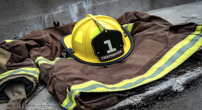 Парагвайски пожарникари се съблякоха голи за календар за да спечелят