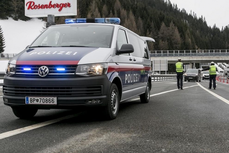 Канцлерът Себастиан Курц заяви че Австрия ограничава пътуването от Италия която е силно