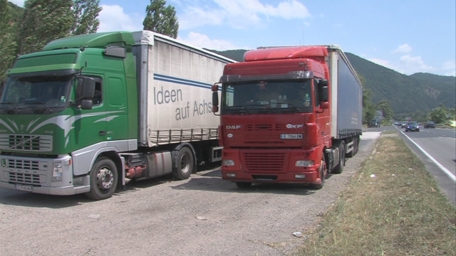 Временно е ограничено движението в двете посоки по международния път