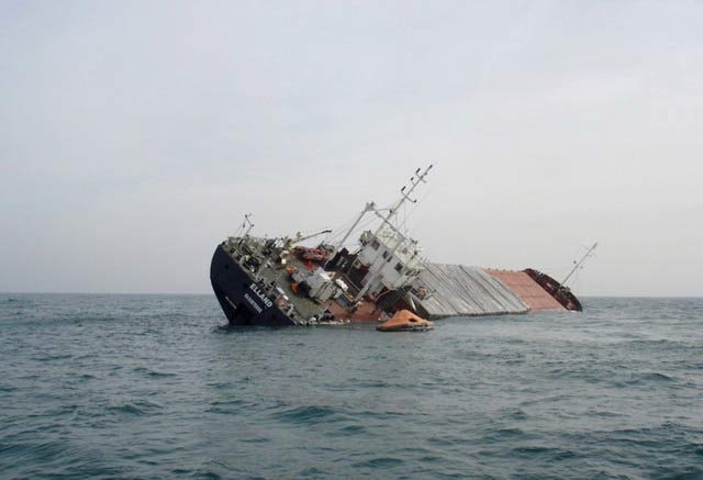 Български екипаж е спасен от потъващ кораб в Гърция съобщиха