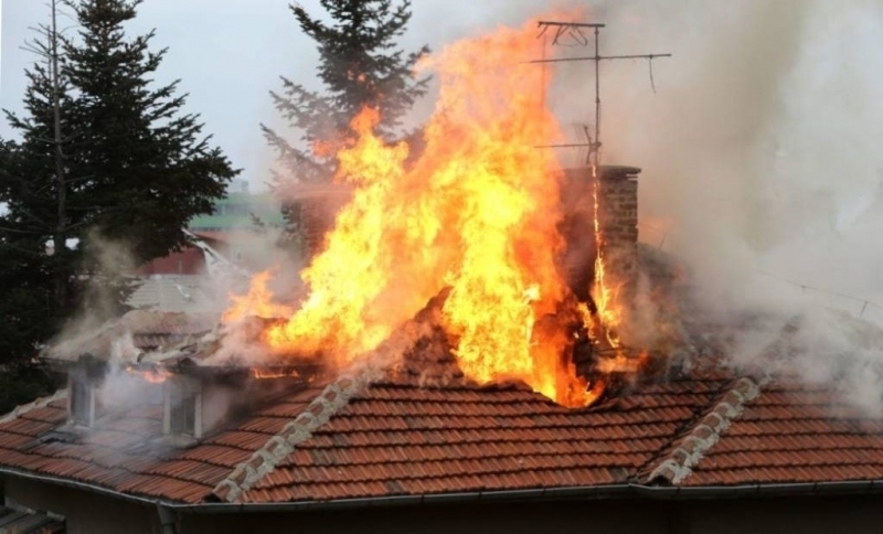 Покривът на къща в Лом изгоря след късо съединение съобщиха