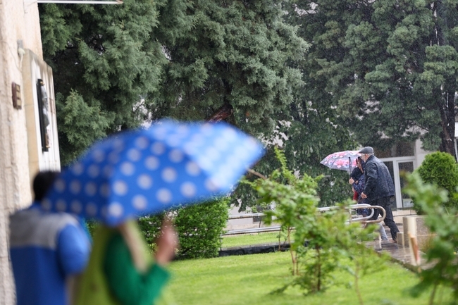 Днес ще бъде предимно облачно с валежи от дъжд На