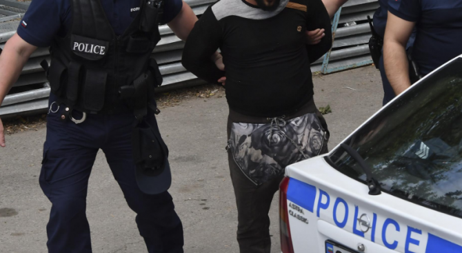Полицейски служители са заловили младеж с наркоктици във Враца съобщиха