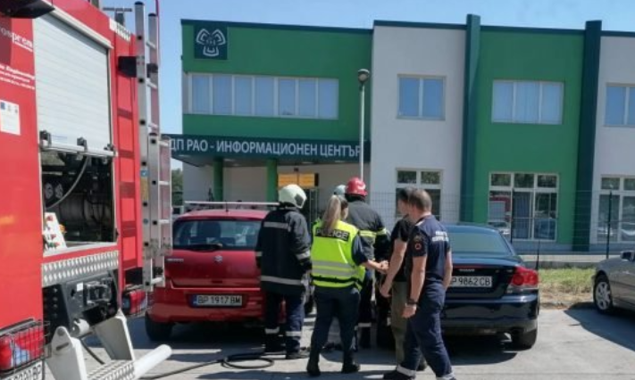 Кола се запали в центъра на Козлодуй, две пожарни са на мястото /снимки/