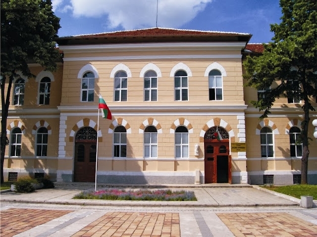 Баскетболен кош е паднал върху дете в двора на СУ