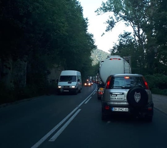 Временно движението при км 164 на път I 1 между Мездра