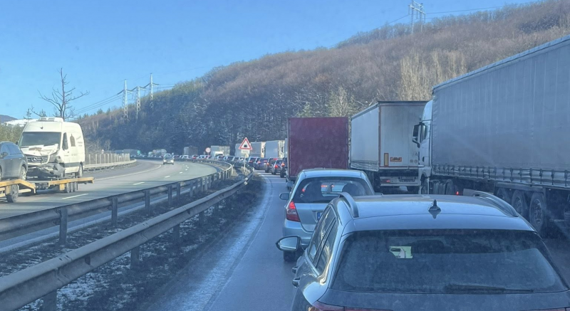 Катастрофа блокира движението по автомагистрала Хемус между София и Ботевград