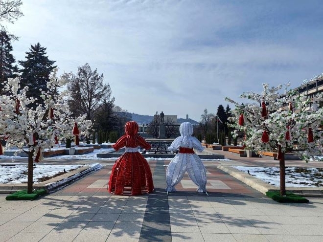 Пъстра мартенска украса вече радва монтанчани съобщиха от местната общинска