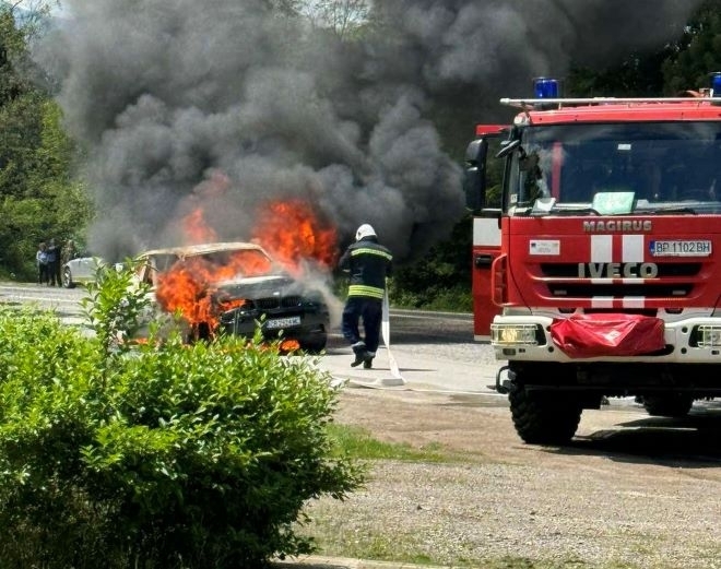 Лек автомобил БМВ Х3 със софийска регистрация се е запалил