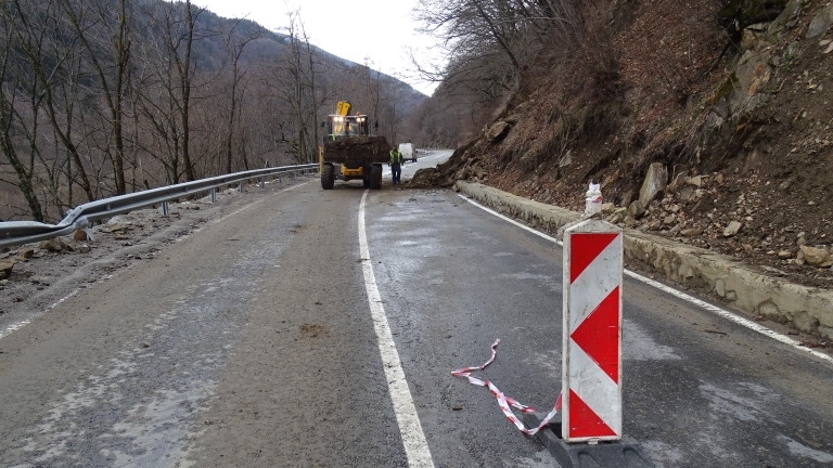 За ново срутване на скали и дървета по пътя за Рилския