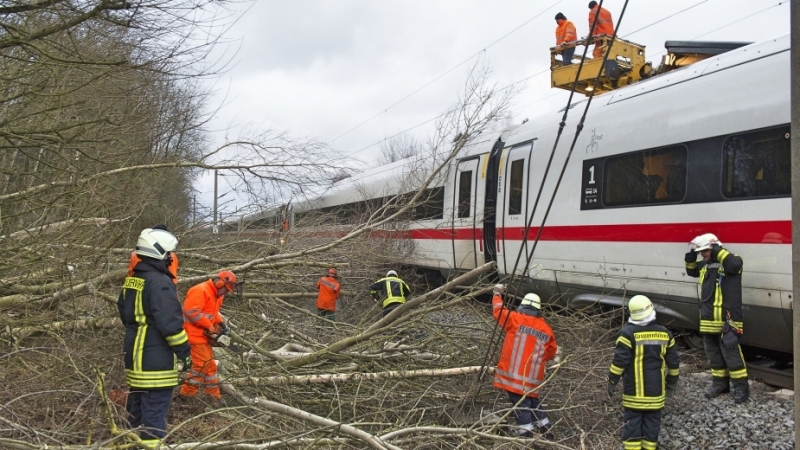 Мощната буря Фридерике която връхлетя Европа с пориви на вятъра