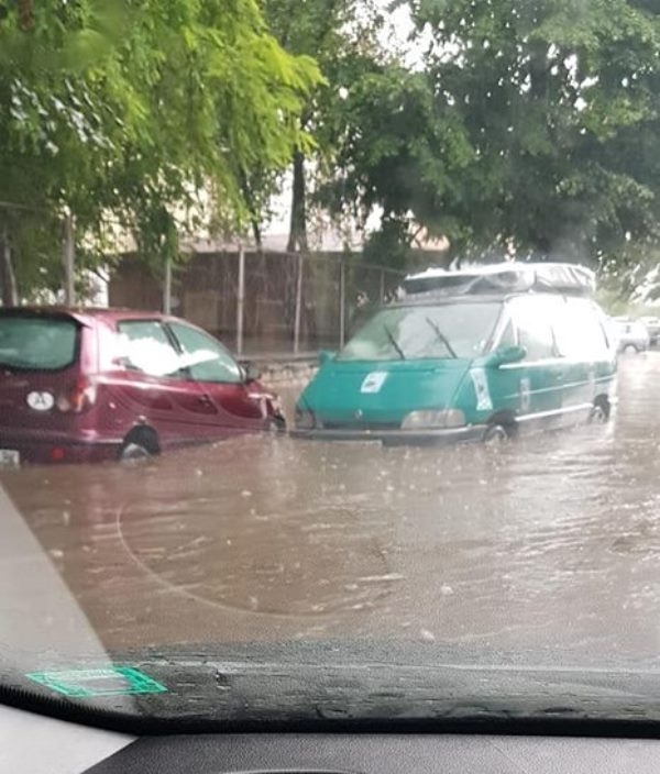 Силен дъжд се е излял над Мездра преди около часа