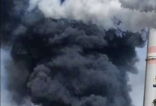 Продължават действията на 80 пожарникари по ликвидирането на пожара в