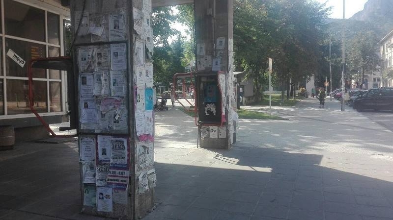 Почистват се колоните до сградата на Централната поща които са