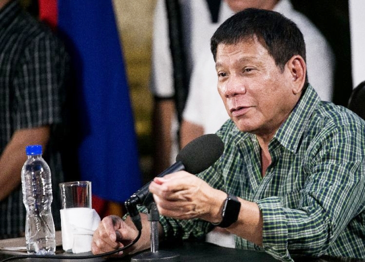 Огромна хлебарка бе полазила президента на Филипините Родриго Дутерте предаде