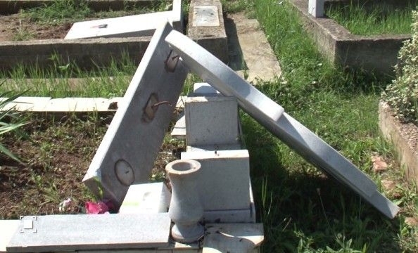 Вандали нарушили покоя на мъртъвци като съсипали надгробните им плочи