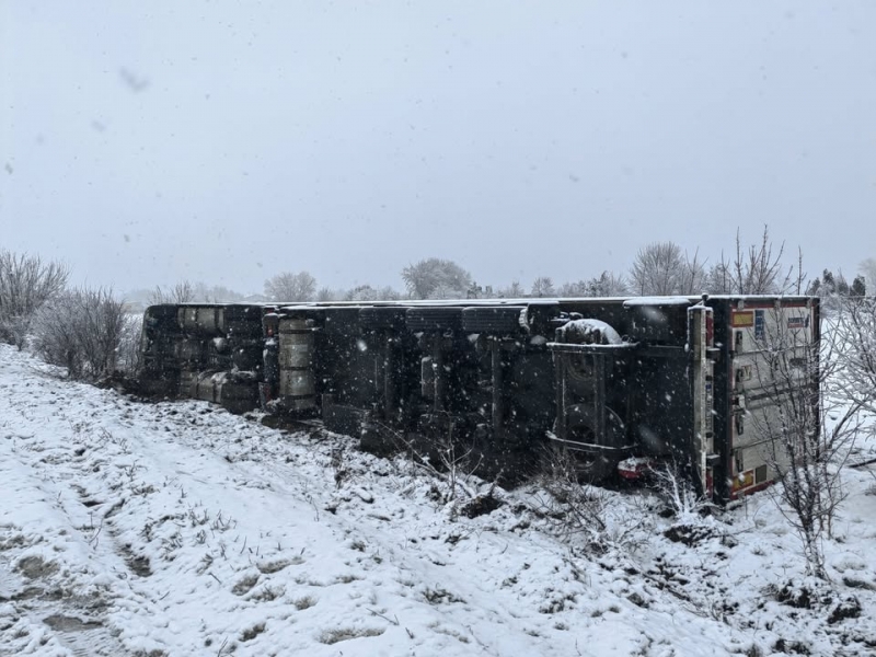ТИР се е обърнал в района на Видин а други